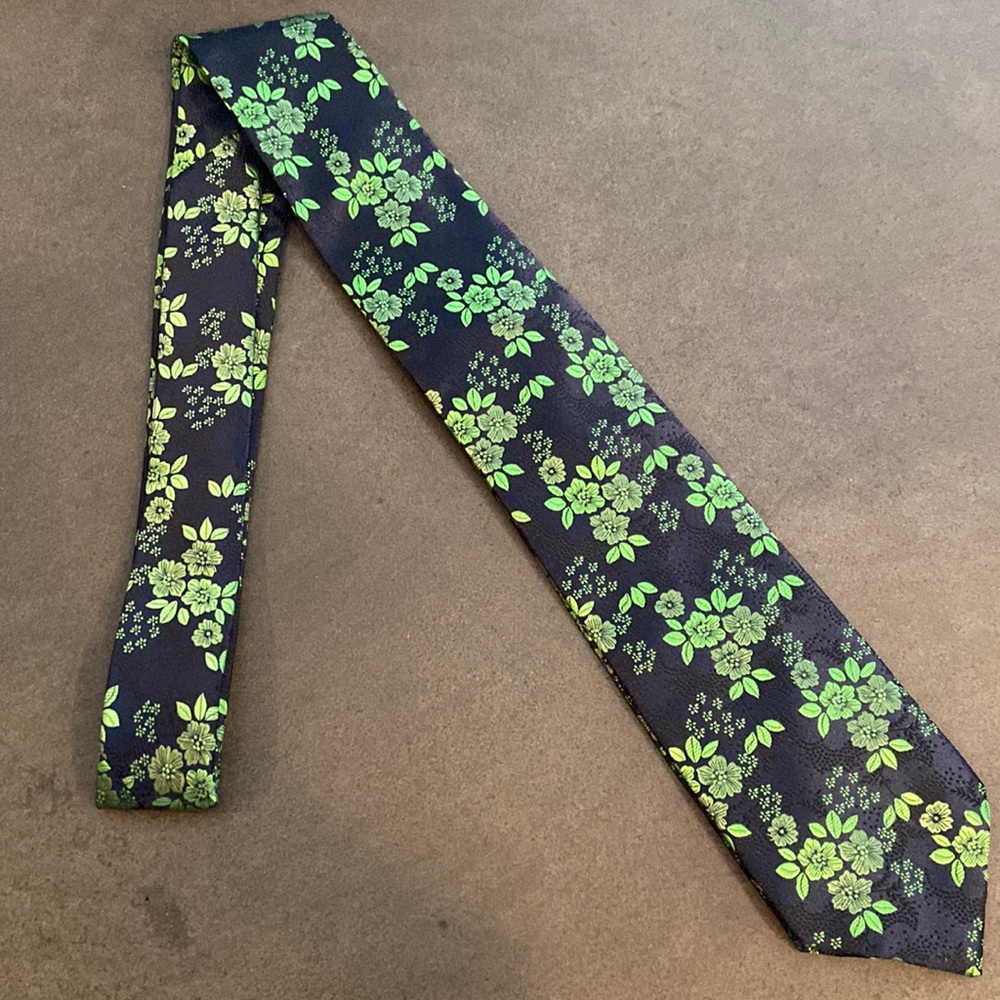 Floral tie